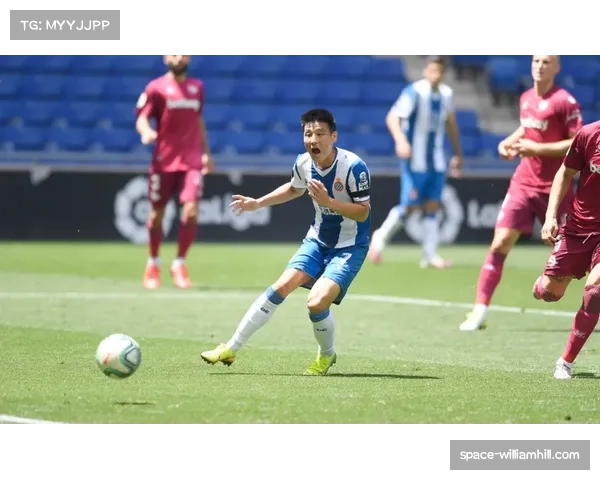 特写镜头:弗赖堡前锋格雷戈里奇接后场长传反越位成功,单刀冷静推射破门